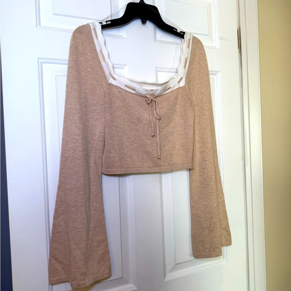 Dee Elly Beige & Ivory Cropped Sweater Scalloped Drawstring Neckline Large NWT - Picture 1 of 9
